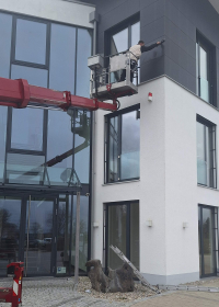 Gebäudereinigung mit Hebebühne